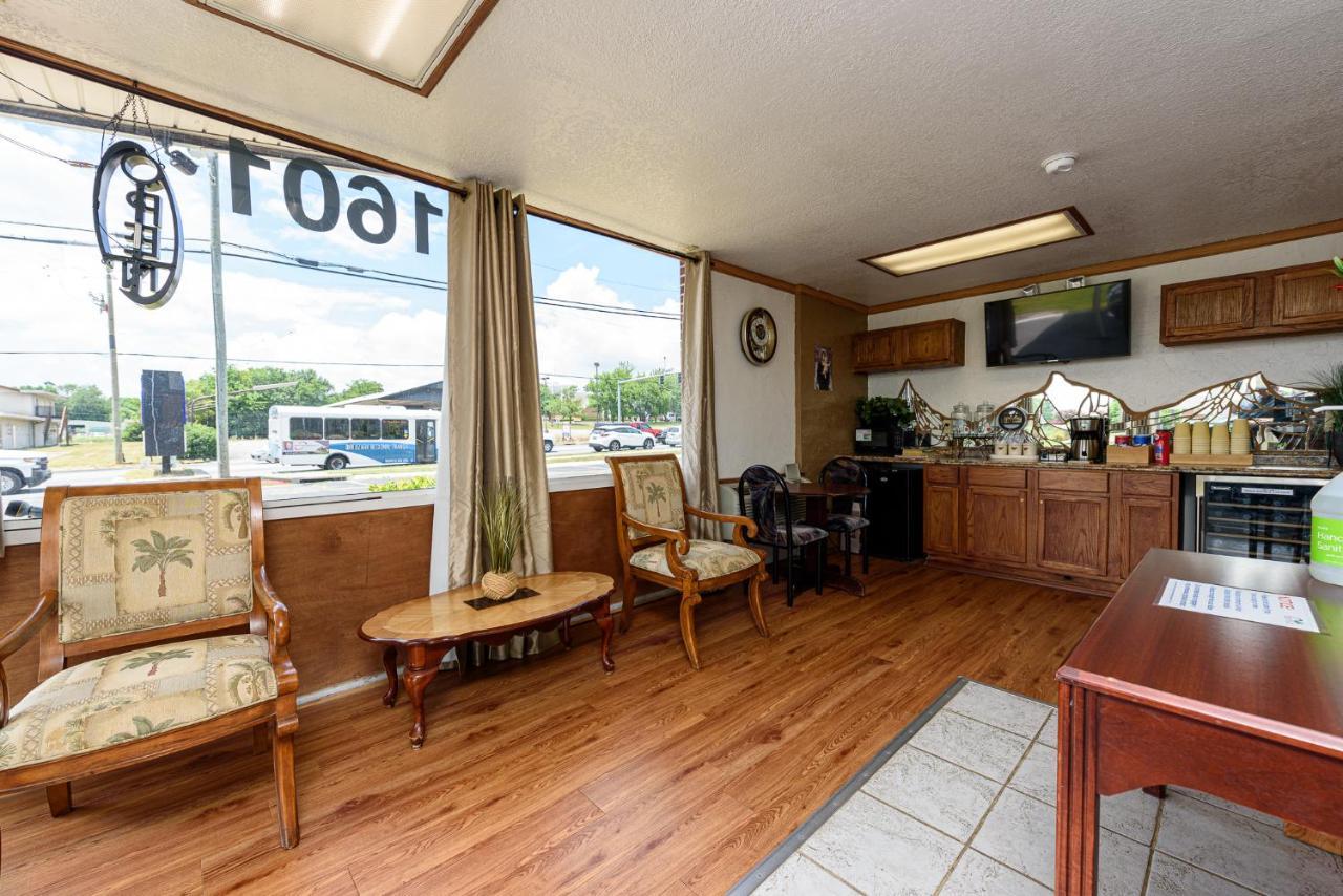 Guest Inn Rogers Bagian luar foto
