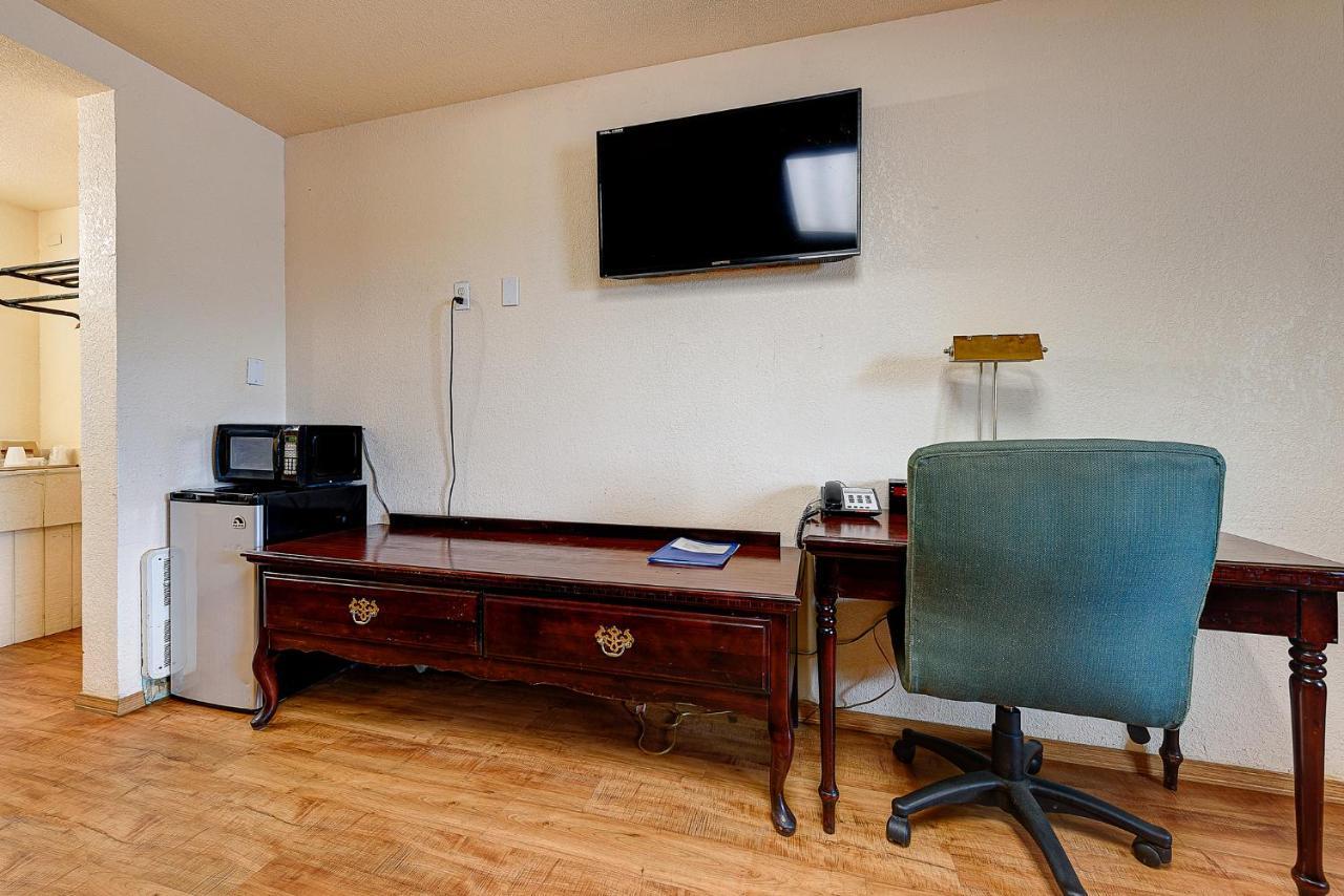 Guest Inn Rogers Bagian luar foto