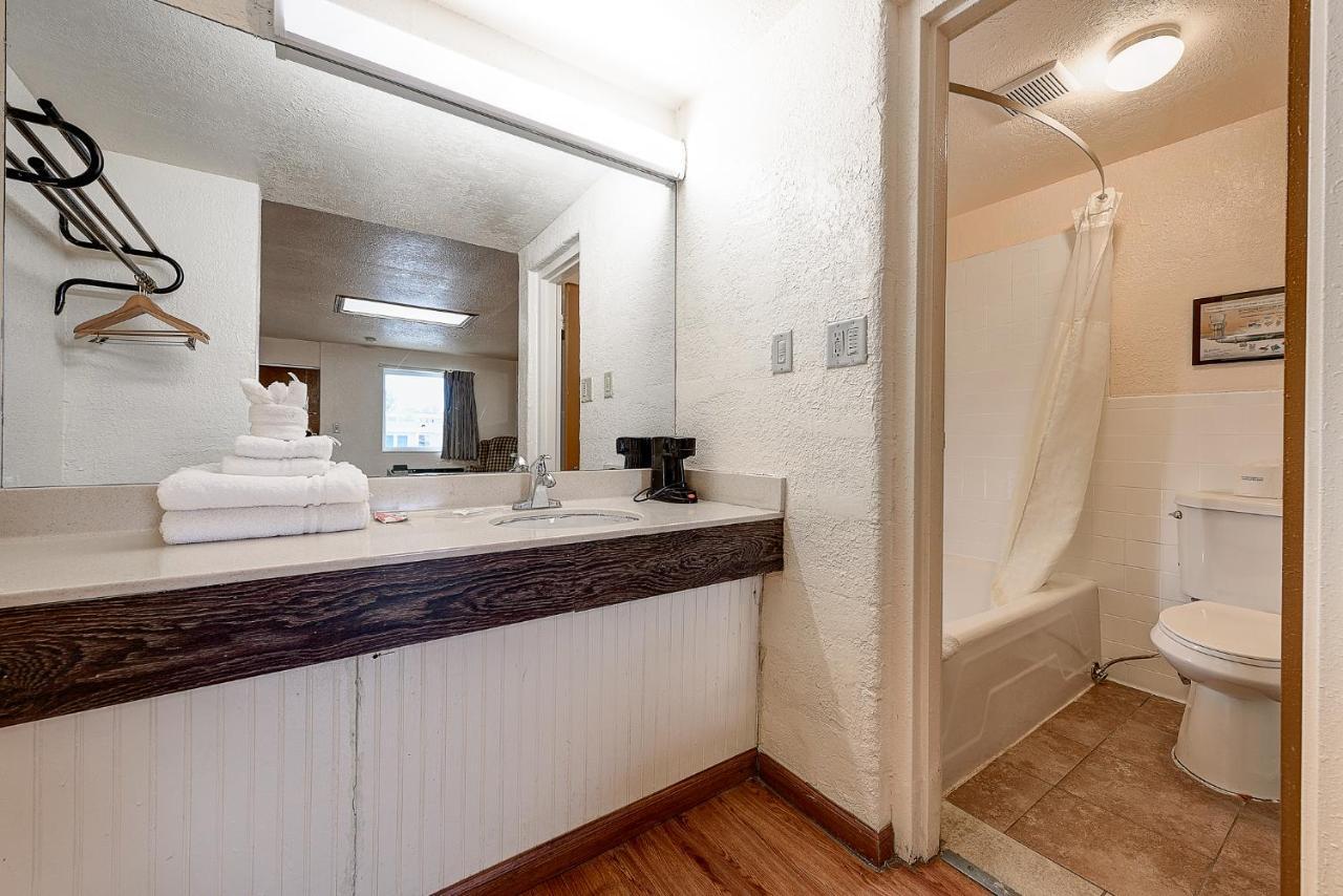 Guest Inn Rogers Bagian luar foto