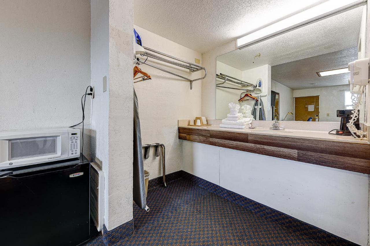 Guest Inn Rogers Bagian luar foto