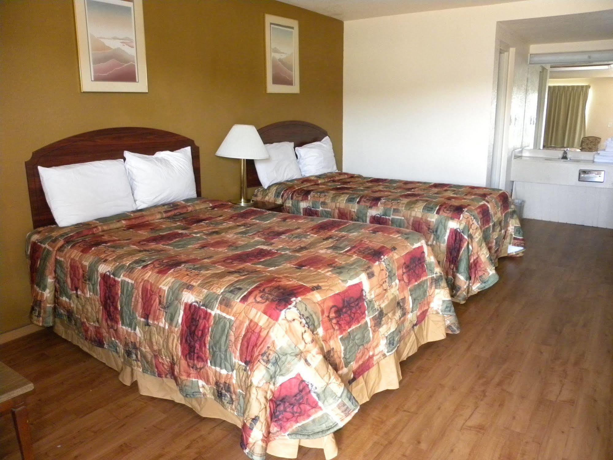 Guest Inn Rogers Bagian luar foto